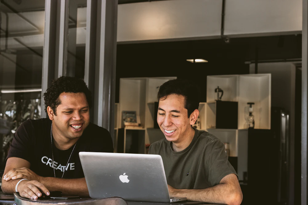 Equipe acompanhando resultados em um notebook no escritório